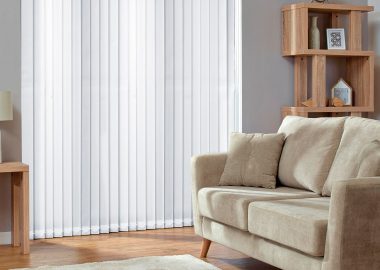 Вертикальные тканевые жалюзи в гостиной