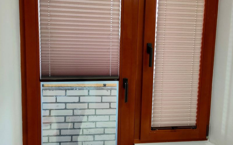 Шторы плиссе на балконную дверь с коричневой фурнитурой, Санкт-Петербург, фото 4