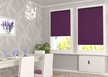 фиолетовые рулонные шторы в комнате серого цвета