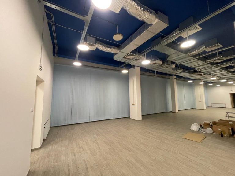 Вертикальные жалюзи в большом офисном зале, Красногвардейский район